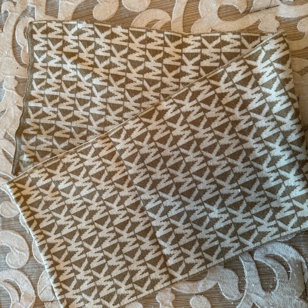 Beautiful reversible Michael Kors logo winter scarf 🧣hat and gloves